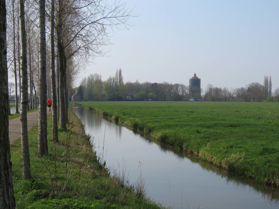 844073 Gezicht over de weilanden langs de Joostenlaan te Vleuten (gemeente Utrecht), met op de achtergrond de Hamtoren.